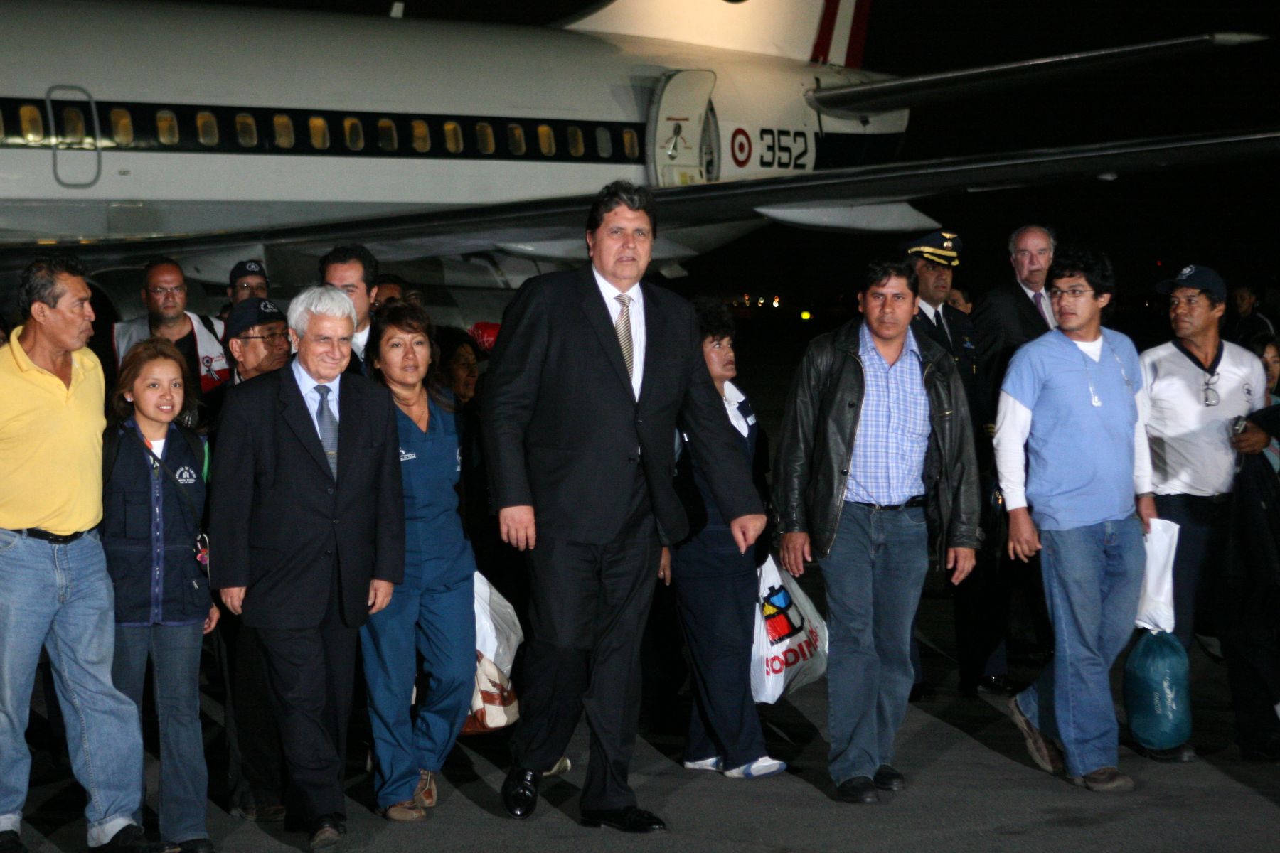 Presidente García arribó al Gripo Aéreo 8 con médicos y socorristas que trabajaron en hospital de campaña peruana en Concepción - Chile. Foto: ANDINA/Héctor Vinces