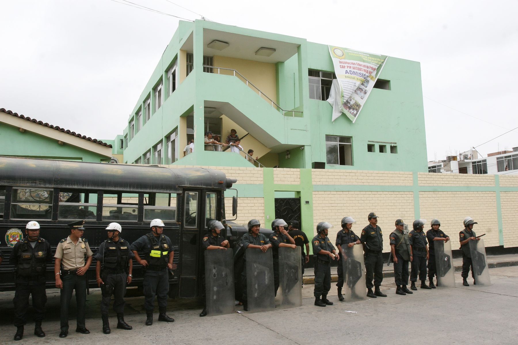 Personal de la Policía Nacional vigila el colegio Alcides Vigo ante protestas de los padres de familia. Foto: ANDINA/Jorge Paz