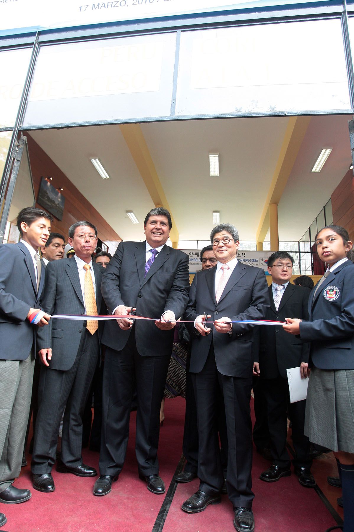 El presidente de la República, Alan García Pérez, inauguró esta mañana el Año Escolar 2010 en el Colegio Mayor Secundario “Presidente del Perú”, ubicado en Huampaní, Chaclacayo. 
Foto: ANDINA/Carlos Lezama