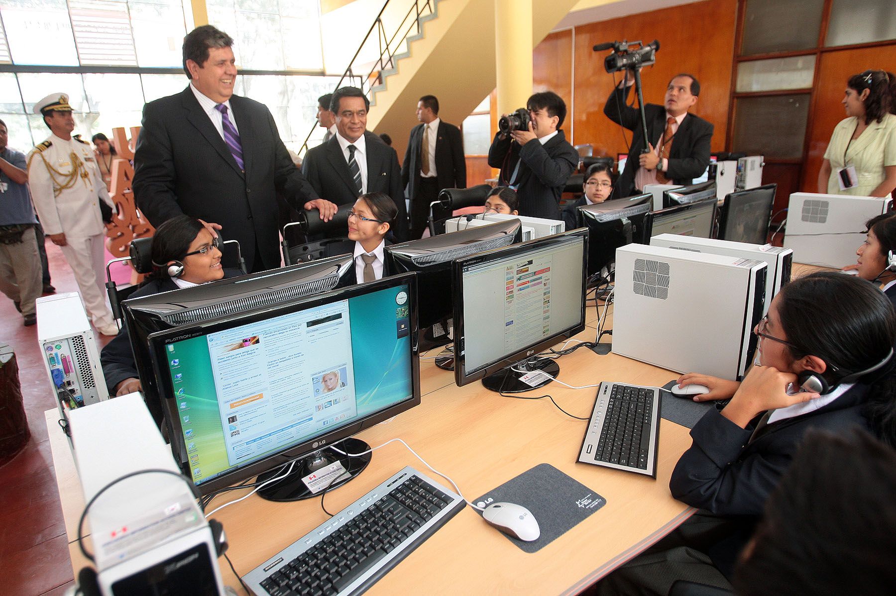 Presidente de la República, Alan García, inaugura año escolar 2010 en Colegio Mayor Secundario. Foto: ANDINA/Carlos Lezama.
