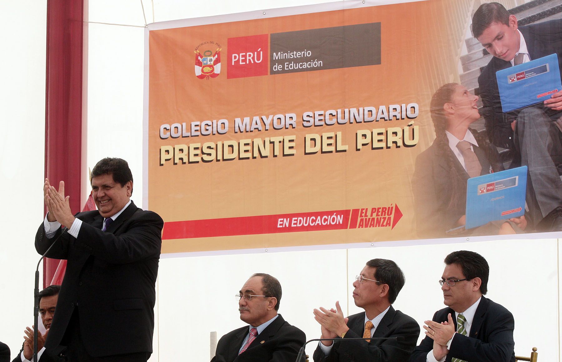 El presidente de la República, Alan García Pérez, inauguró esta mañana el Año Escolar 2010 en el Colegio Mayor Secundario “Presidente del Perú”, ubicado en Huampaní, Chaclacayo. 
Foto: ANDINA/Carlos Lezama