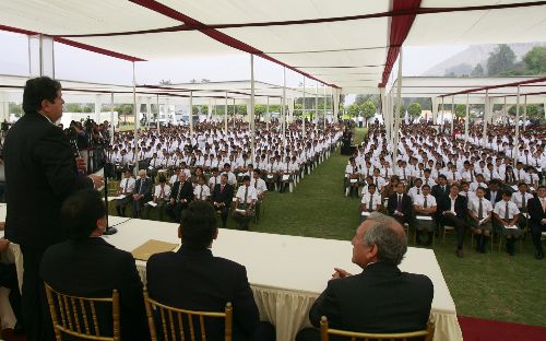 El presidente de la República, Alan García Pérez, inauguró esta mañana el Año Escolar 2010 en el Colegio Mayor Secundario “Presidente del Perú”, ubicado en Huampaní, Chaclacayo. 
Foto:Sepres.