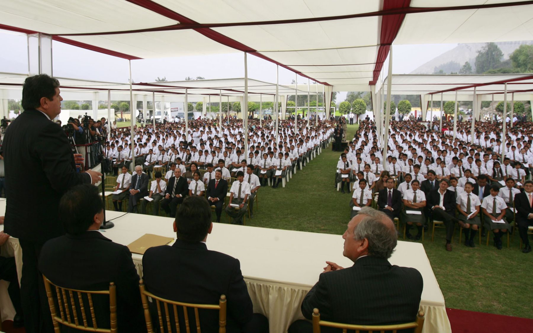 El presidente de la República, Alan García Pérez, inauguró esta mañana el Año Escolar 2010 en el Colegio Mayor Secundario “Presidente del Perú”, ubicado en Huampaní, Chaclacayo. 
Foto:Sepres.