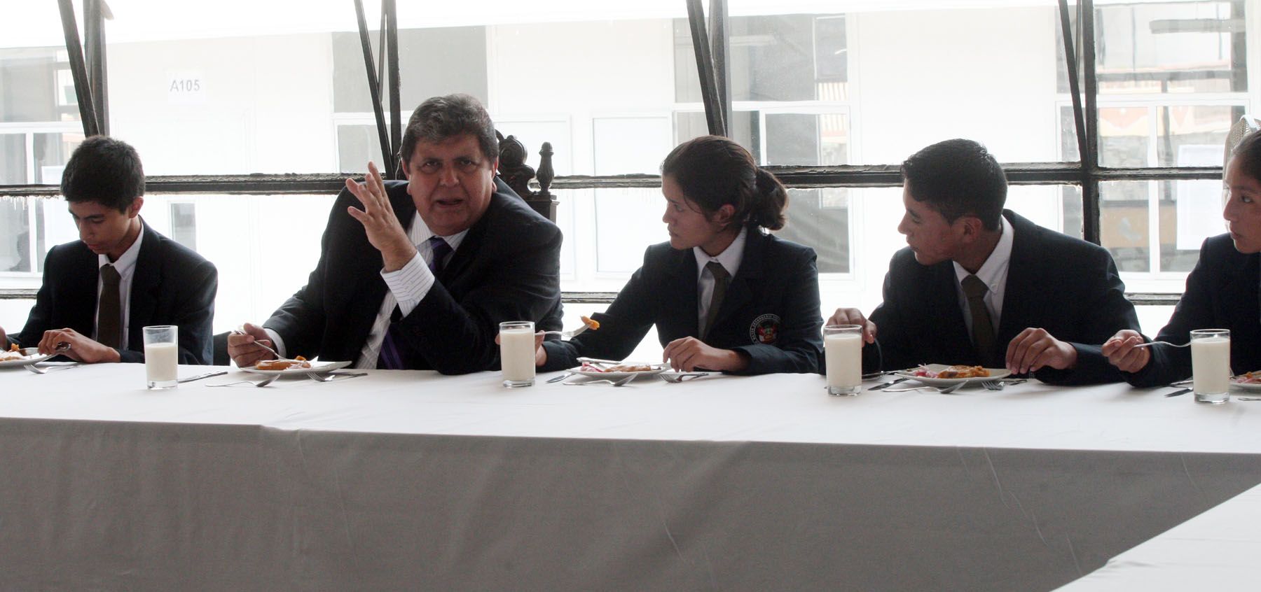 El presidente de la República, Alan García Pérez, almuerza con alumnos del Colegio Mayor Secundario “Presidente del Perú”, ubicado en Huampaní, Chaclacayo.
Foto: ANDINA/Carlos Lezama
