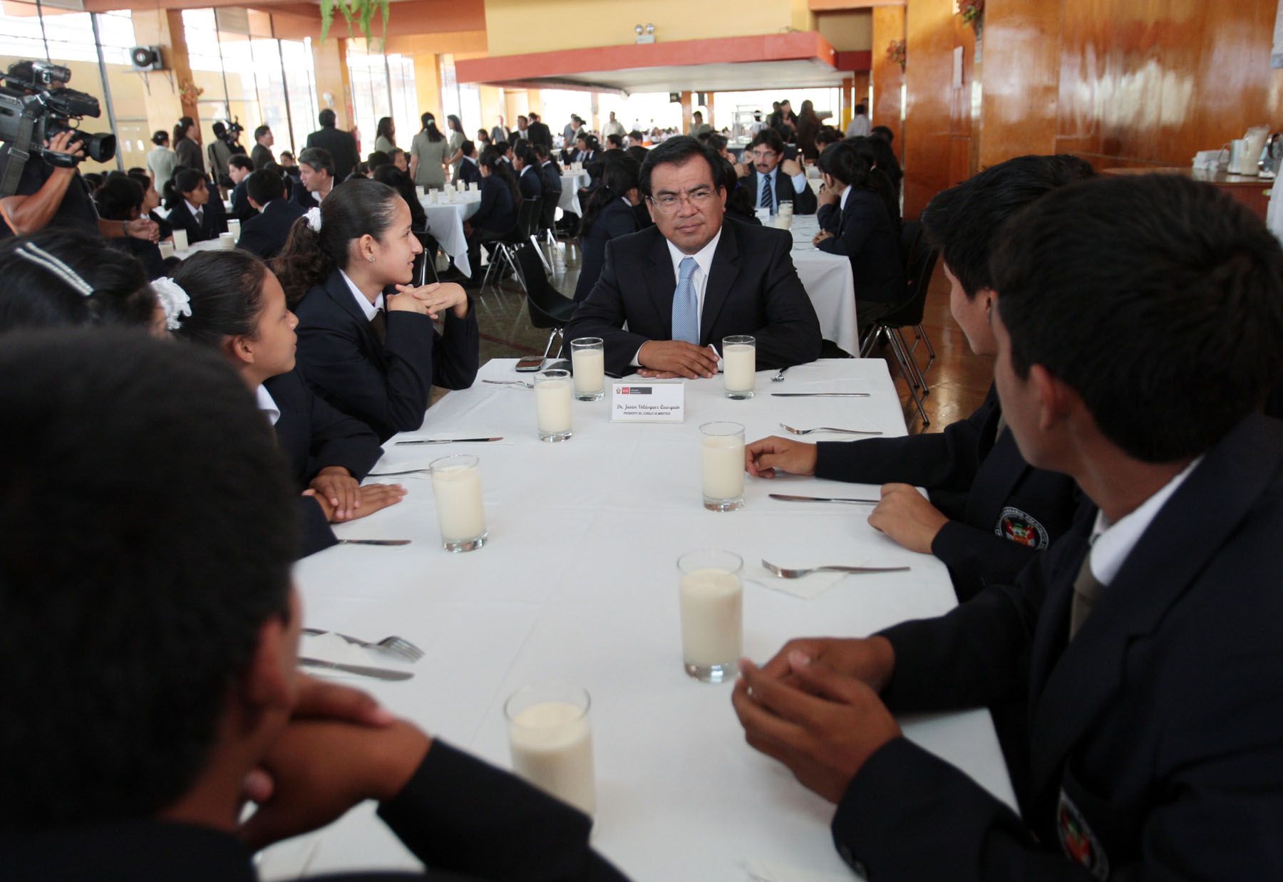 El Primer Ministro, Javier Velásquez Quesquén, almuerza con alumnos del Colegio Mayor Secundario “Presidente del Perú”, en Huampaní, Chaclacayo. 
Foto: ANDINA/Carlos Lezama