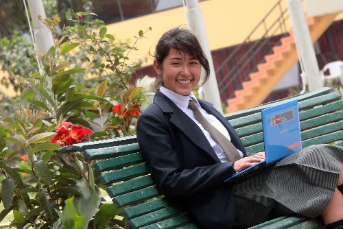 Jazmín Lazo Cahui, primer puesto en el examen de Admisión al Colegio Mayor Secundario “Presidente del Perú”, ubicado en el centro vacacional Huampaní, Chaclacayo. Foto: ANDINA/Carlos Lezama