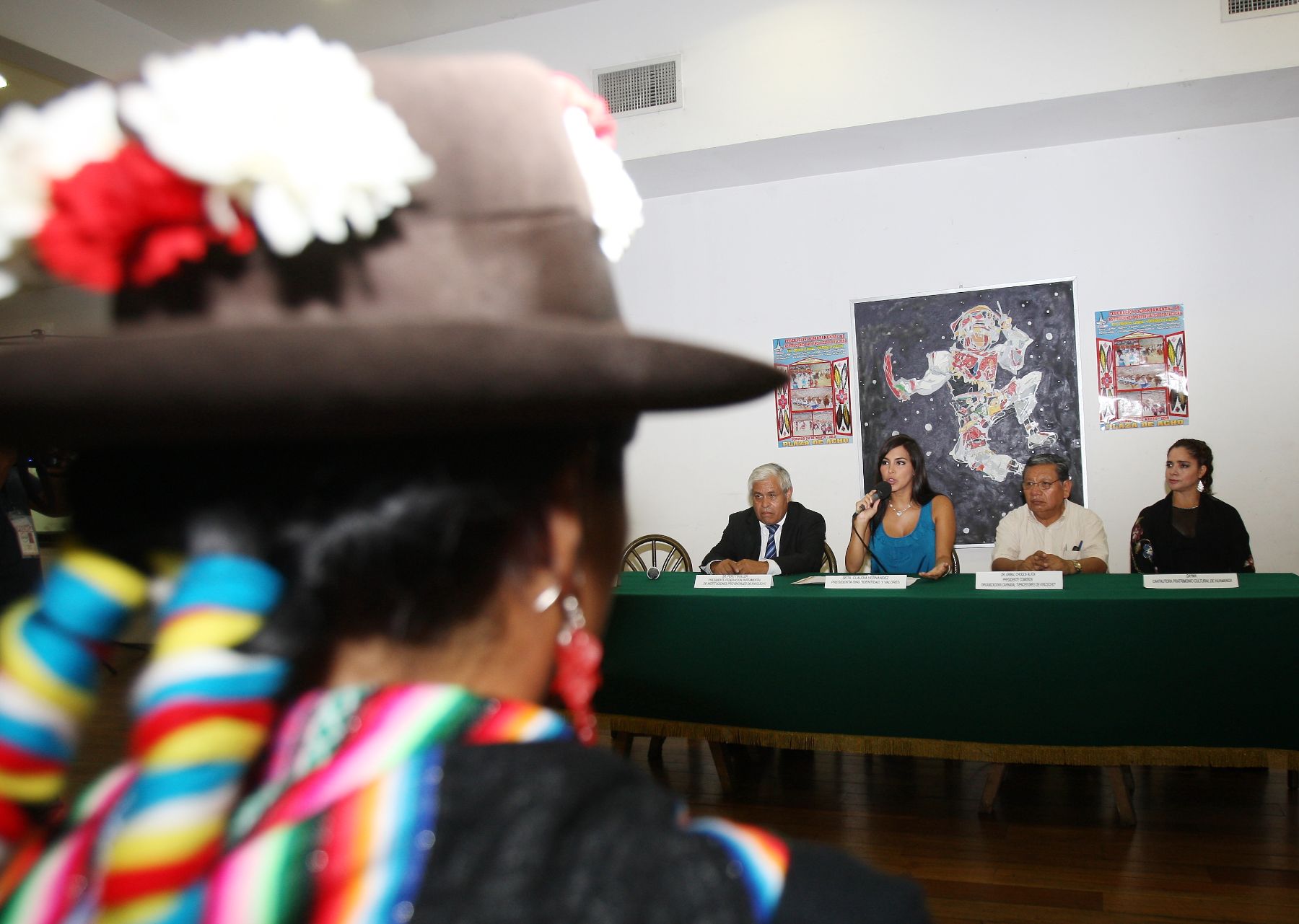 Presidenta de la ONG Identidad y Valores, Claudia Hernández, invitó a la población a participar del carnaval Vencedores de Ayacucho. Foto: ANDINA/Norman Córdova.