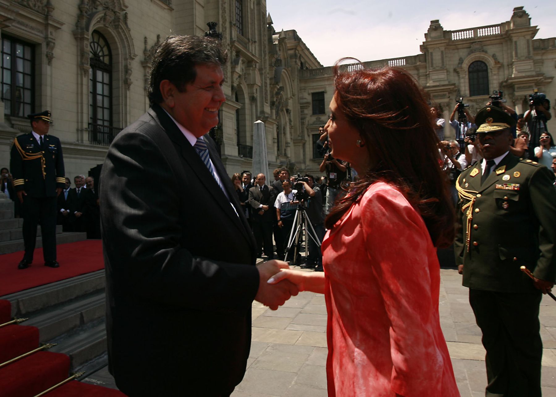 El Jefe del Estado, Alan García, recibe a la Presidenta argentina, Cristina Fernández de Kirchner, en Palacio de Gobierno  
Foto: Sepres.