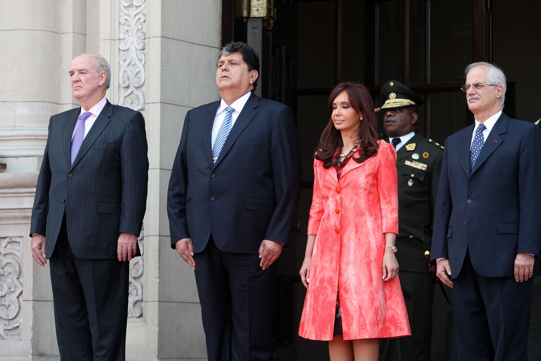 El Jefe del Estado, Alan García, recibe a la Presidenta argentina, Cristina Fernández de Kirchner, en Palacio de Gobierno.Foto: ANDINA/ Norman Córdova.