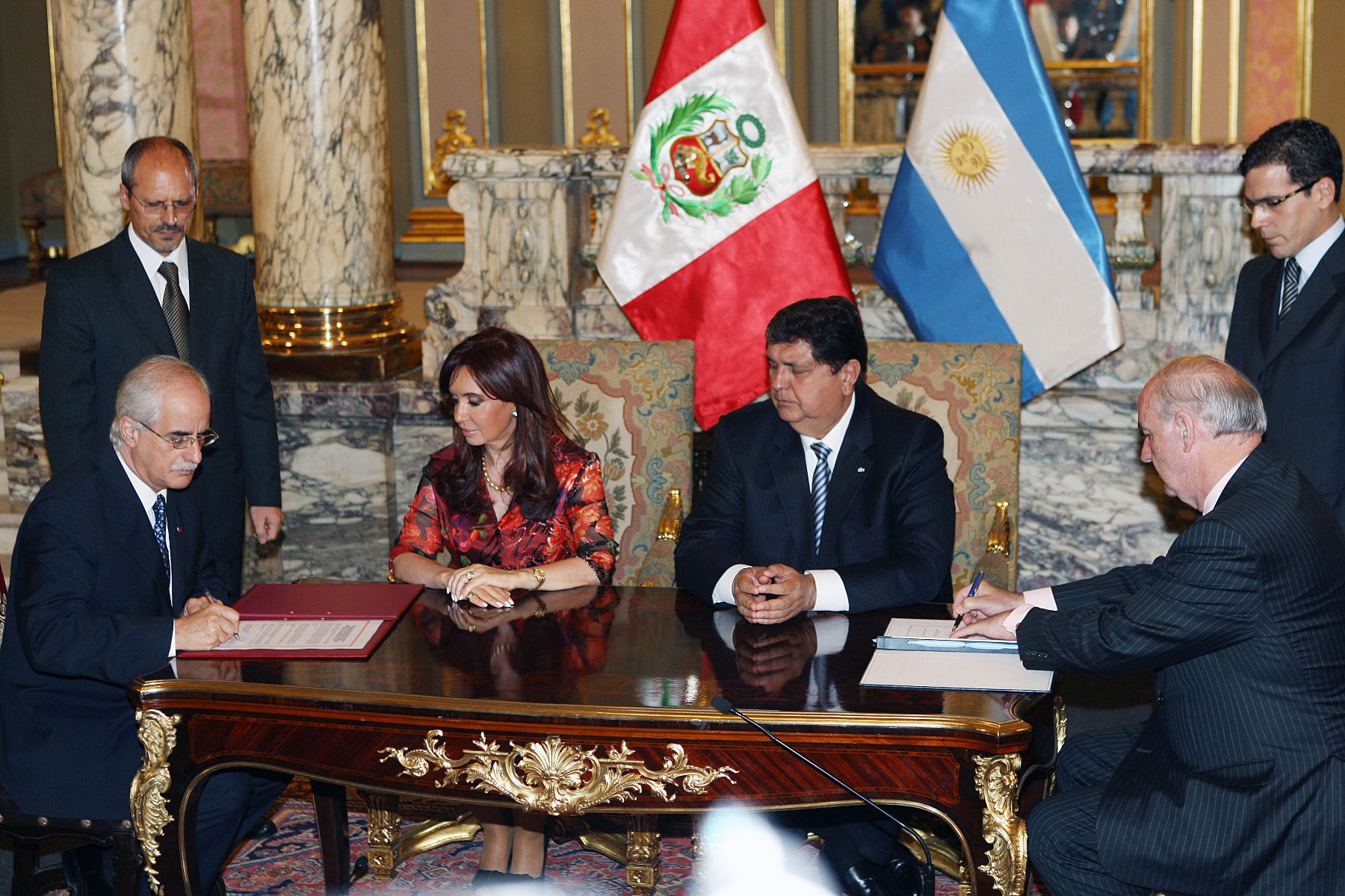 El Jefe de Estado, Alan García, participa junto a la presidenta de Argentina, Cristina Fernández, de ceremonia de suscripción de acuerdos y convenios  en Palacio de Gobierno.  Foto: ANDINA/Norman Córdova