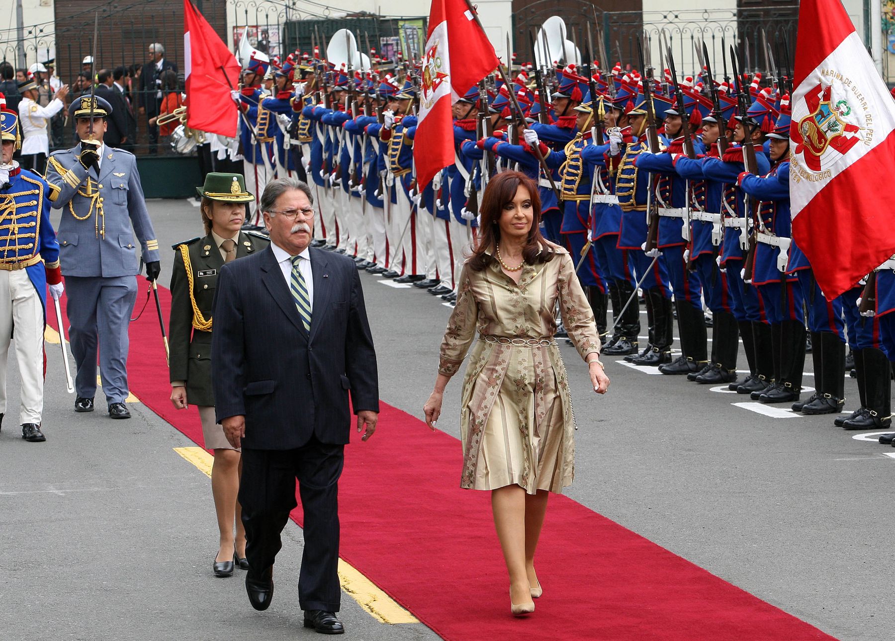 Con honores militares a su alta investidura fue recibida esta mañana la presidenta de la República Argentina, Cristina Fernández de Kirchner, a su llegada al Palacio Legislativo. 

Foto:ANDINA/ Norman Córdova.