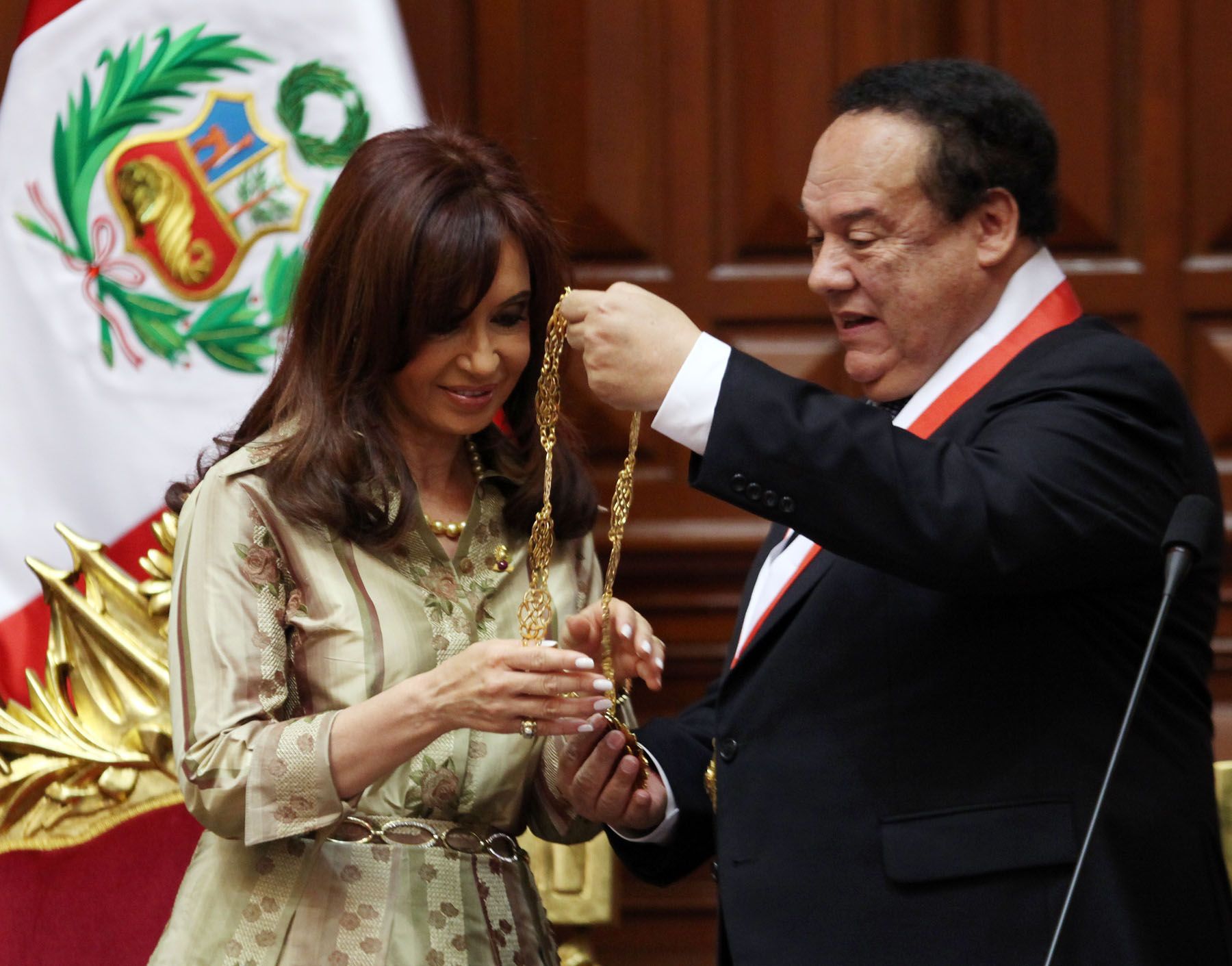 El presidente del Parlamento, Luis Alva Castro, impuso esta mañana la medalla de honor del Congreso en el grado de Gran Cruz a la mandataria argentina Cristina Fernández, quien hoy culmina su visita oficial al Perú. Foto: ANDINA/Carlos Lezama