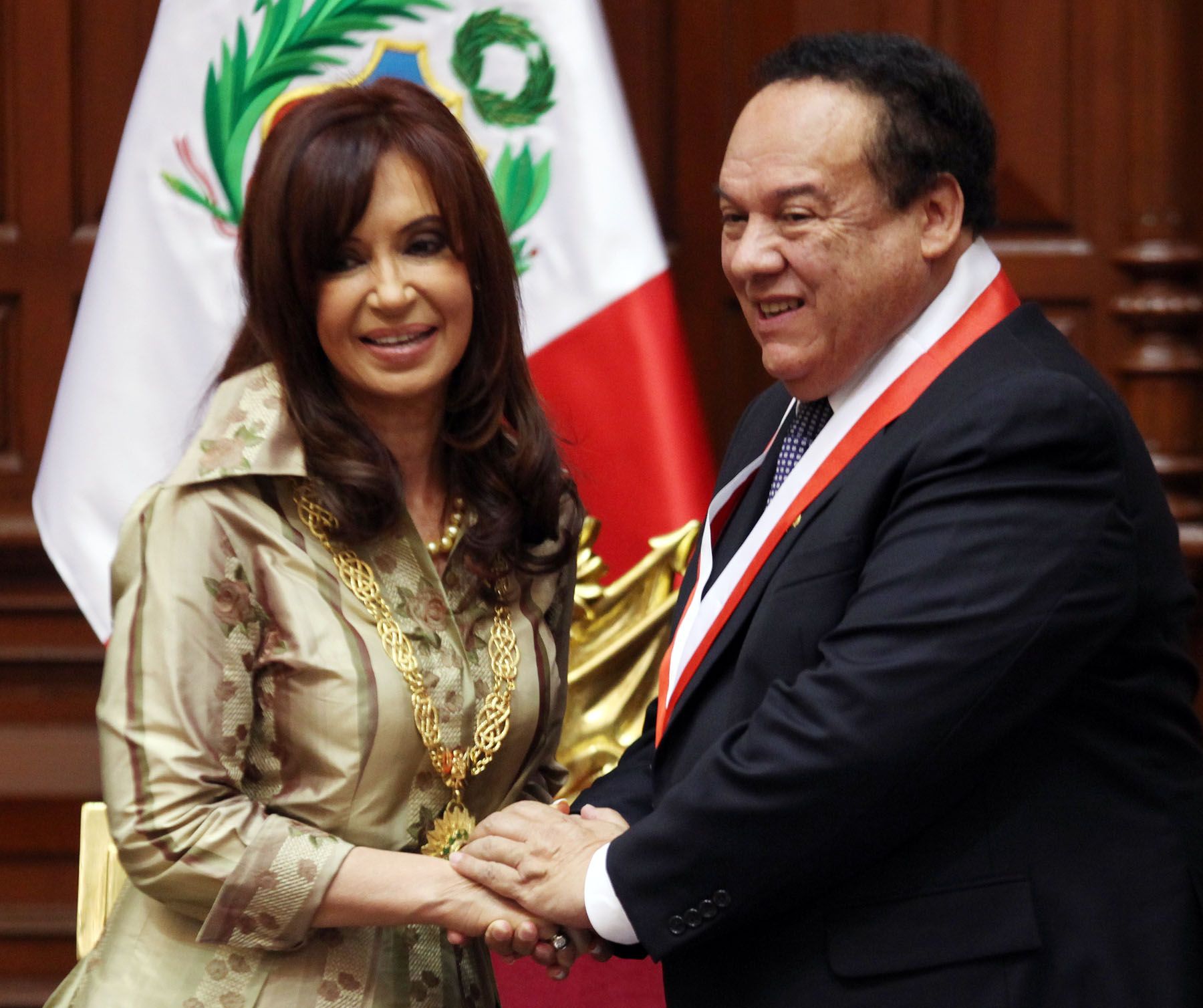 El presidente del Parlamento, Luis Alva Castro, impuso esta mañana la medalla de honor del Congreso en el grado de Gran Cruz a la mandataria argentina Cristina Fernández, quien hoy culmina su visita oficial al Perú. Foto:ANDINA/Carlos Lezama