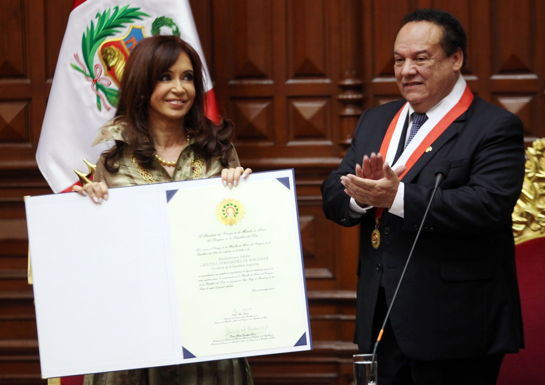 El presidente del Parlamento, Luis Alva Castro, impuso esta mañana la medalla de honor del Congreso en el grado de Gran Cruz a la mandataria argentina Cristina Fernández, quien hoy culmina su visita oficial al Perú.
Foto: ANDINA/Carlos Lezama