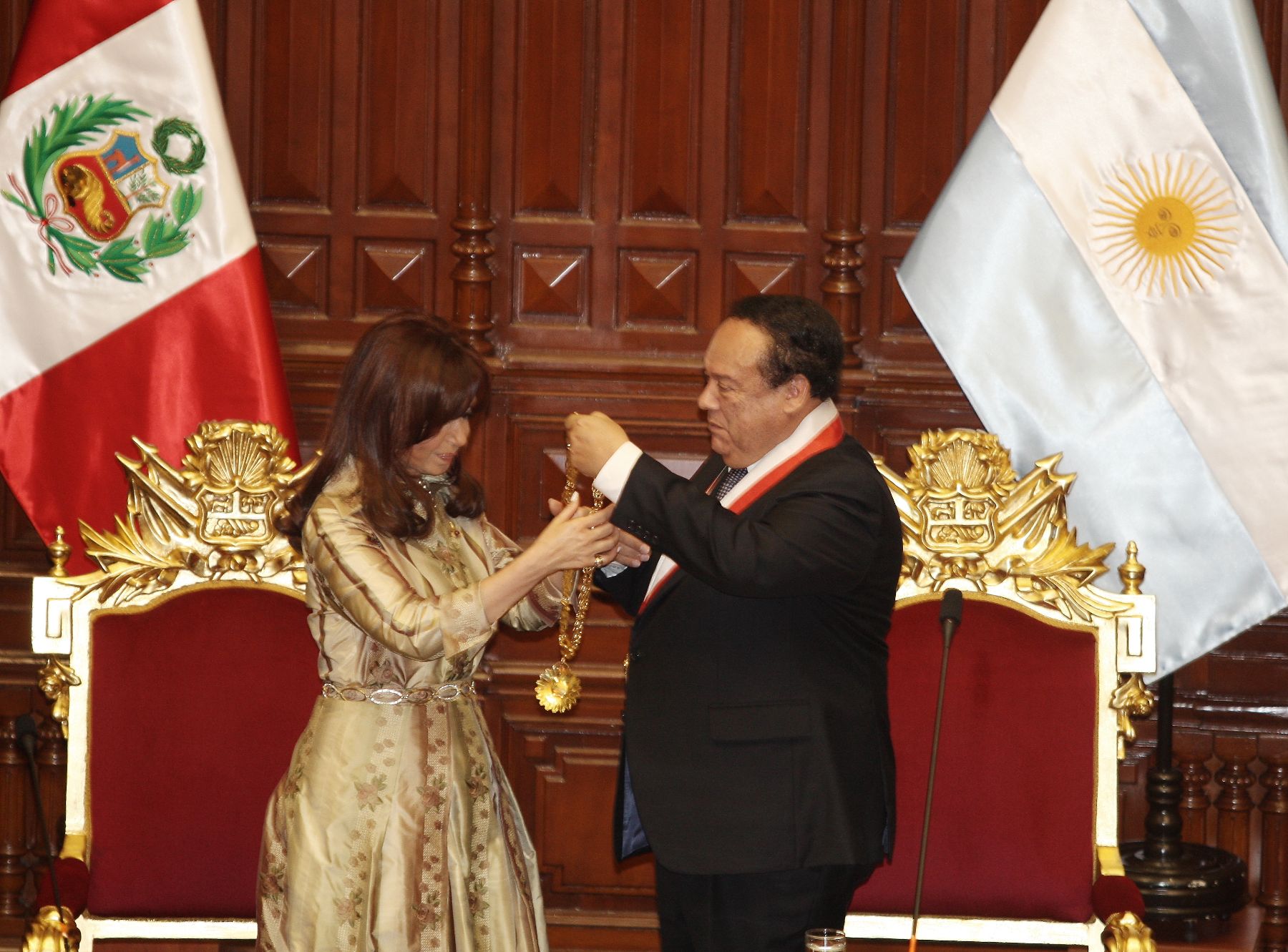 El presidente del Parlamento, Luis Alva Castro, impuso esta mañana la medalla de honor del Congreso en el grado de Gran Cruz a la mandataria argentina Cristina Fernández, quien hoy culmina su visita oficial al Perú.
Foto: ANDINA/Norman Córdova
