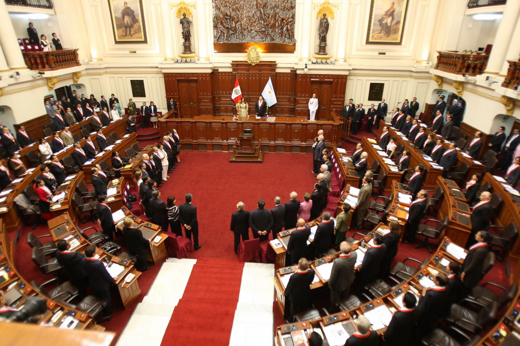 El presidente del Parlamento, Luis Alva Castro, impuso esta mañana la medalla de honor del Congreso en el grado de Gran Cruz a la mandataria argentina Cristina Fernández, quien hoy culmina su visita oficial al Perú.
Foto: ANDINA/Norman Córdova