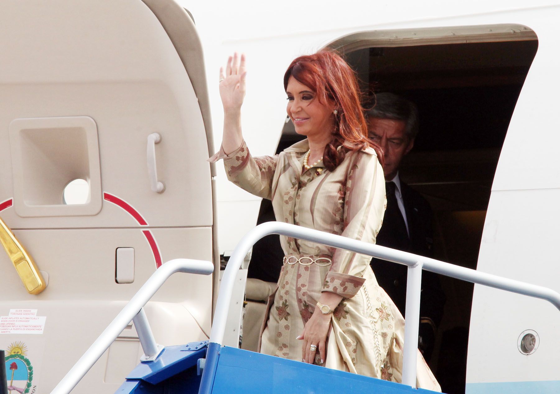 La presidenta de Argentina, Cristina Fernández se despide desde la escalinata del avión que la conducirá de retorno a su país.

Foto: ANDINA/Carlos Lezama
