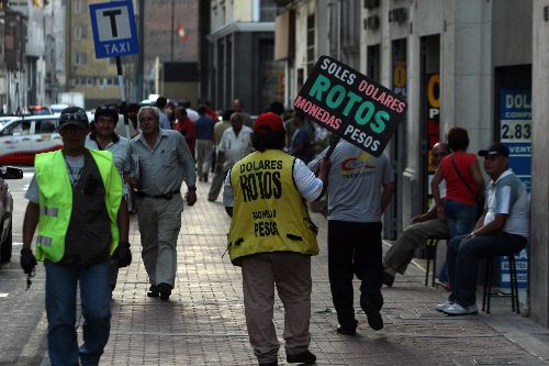 Cambistas de Jirón Ocoña. ANDINA/Héctor Vinces