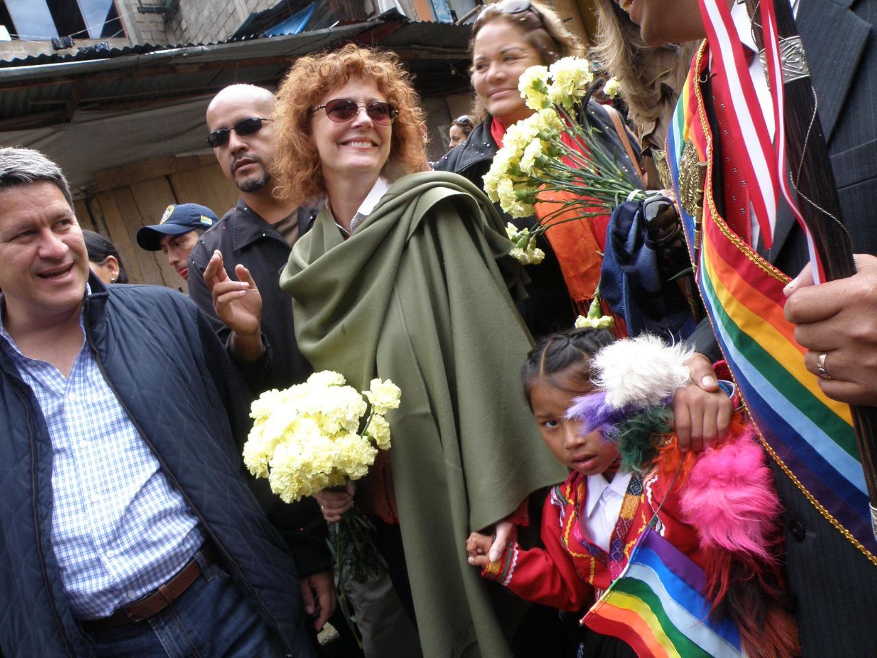 Actriz Susan Sarandon a su llegada a la estación de Machu Picchu Pueblo, con el ministro de Comercio Exterior y Turismo, Martín Pérez, para enrumbar a la ciudadela incaica que hoy será reabierta al mundo. Foto: ANDINA / Percy Hurtado.