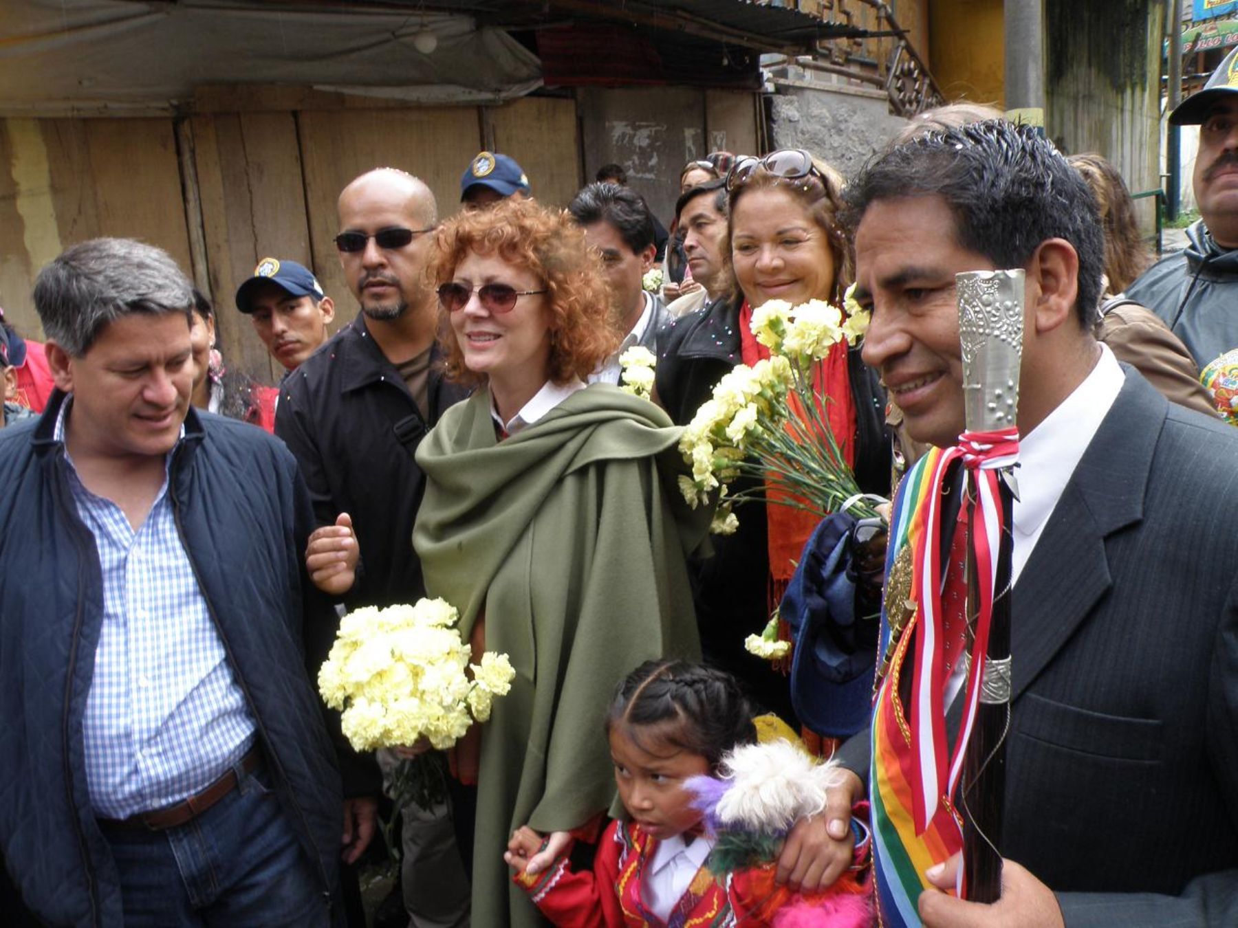 Actriz Susan Sarandon llega a la estación de Machu Picchu Pueblo, con el ministro de Comercio Exterior y Turismo, Martín Pérez, y alcalde local, Edgar Miranda, para enrumbar a la ciudadela incaica que hoy será reabierta al mundo. Foto: ANDINA / Percy Hurtado.