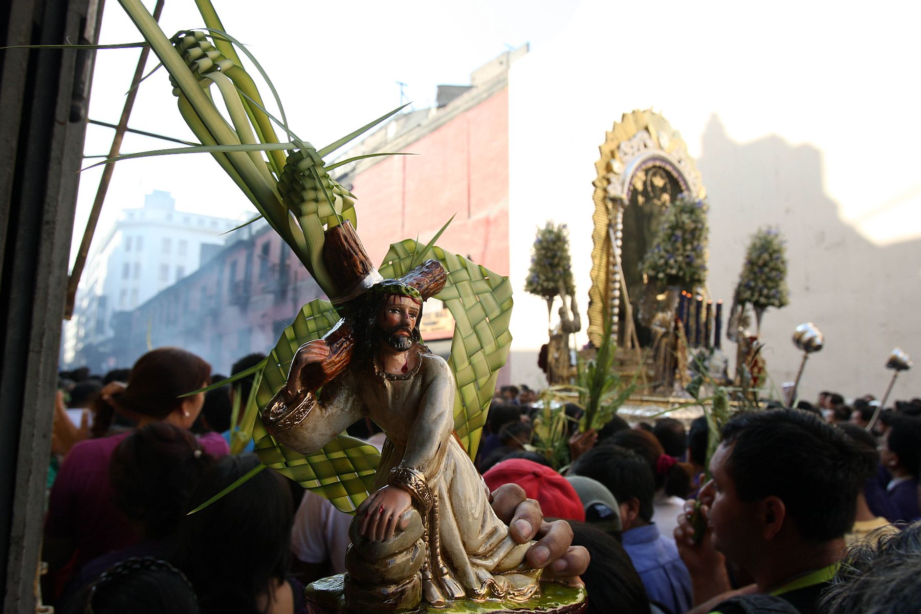 Procesión del Señor de los Milagros recorre el centro de Lima en Viernes Santo. Foto: ANDINA/ Norman Córdova