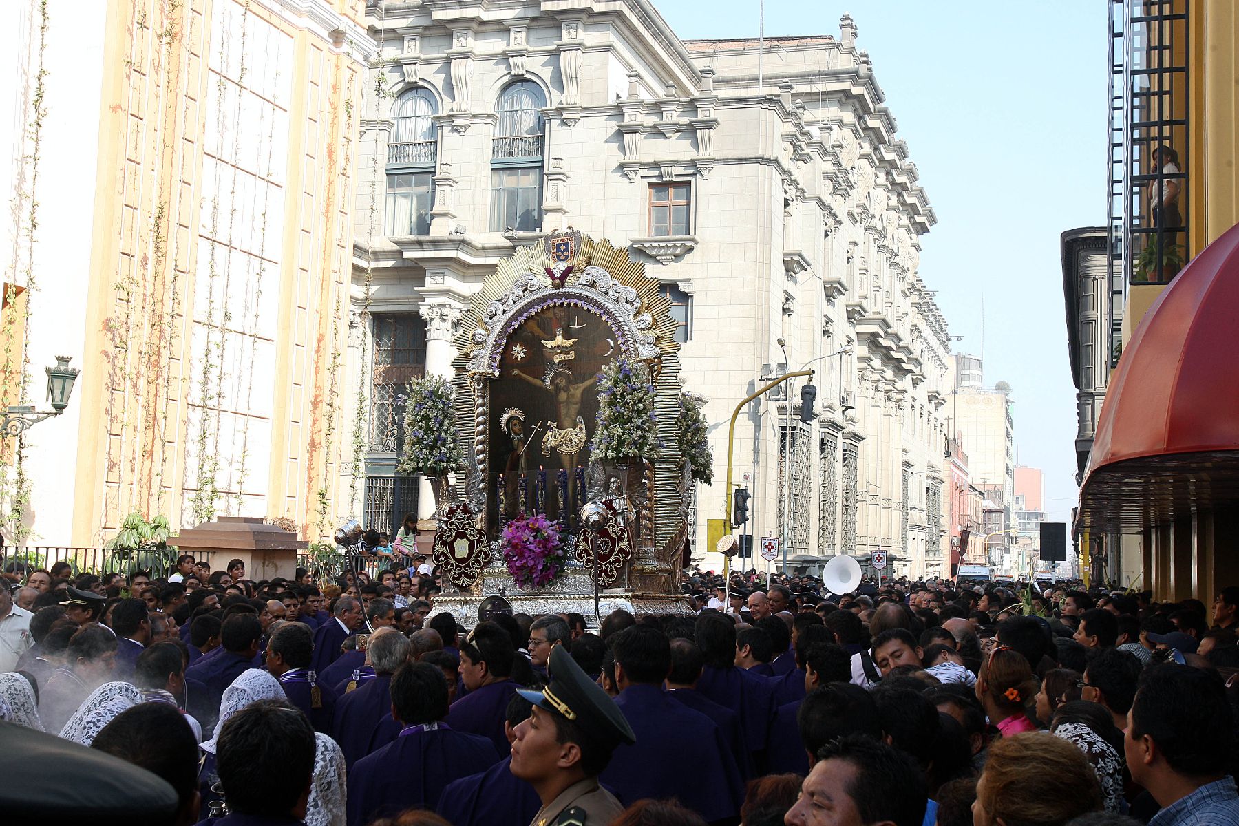 Procesión del Señor de los Milagros recorre el centro de Lima en Viernes Santo. Foto: ANDINA/ Norman Córdova