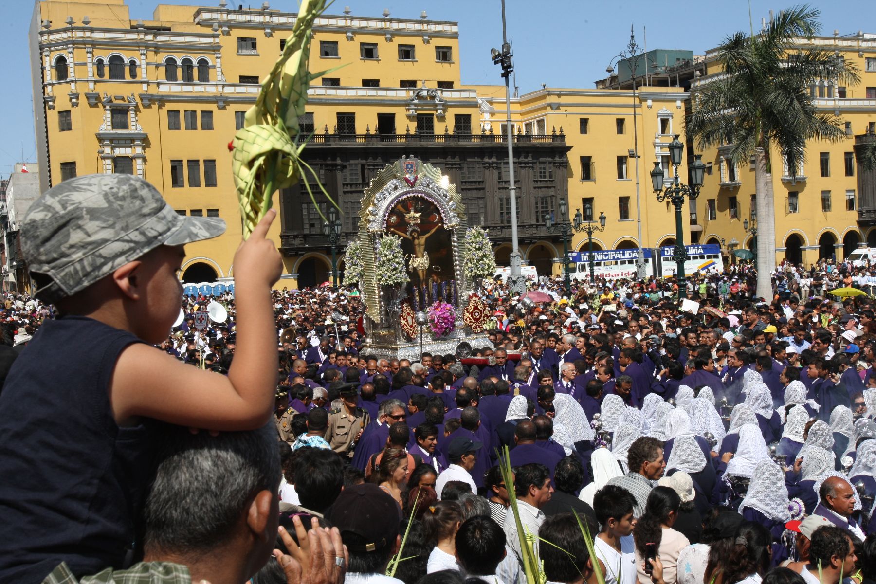 Procesión del Señor de los Milagros llega a la Plaza de Armas tras recorrer el centro de Lima en Viernes Santo. Foto: ANDINA/ Norman Córdova