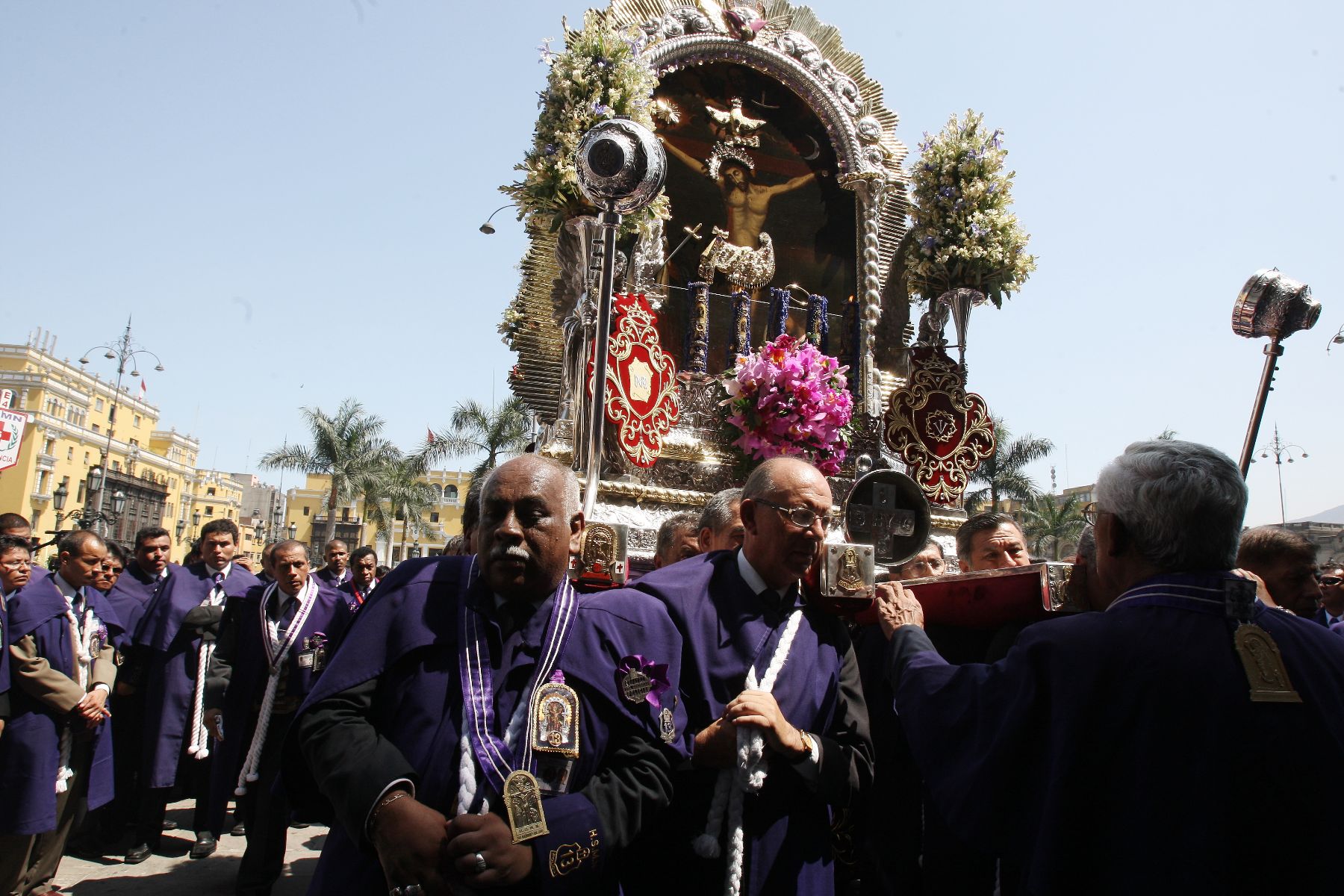 Procesión del Señor de los Milagros llega a la Plaza de Armas tras recorrer el centro de Lima en Viernes Santo. Foto: ANDINA/ Norman Córdova