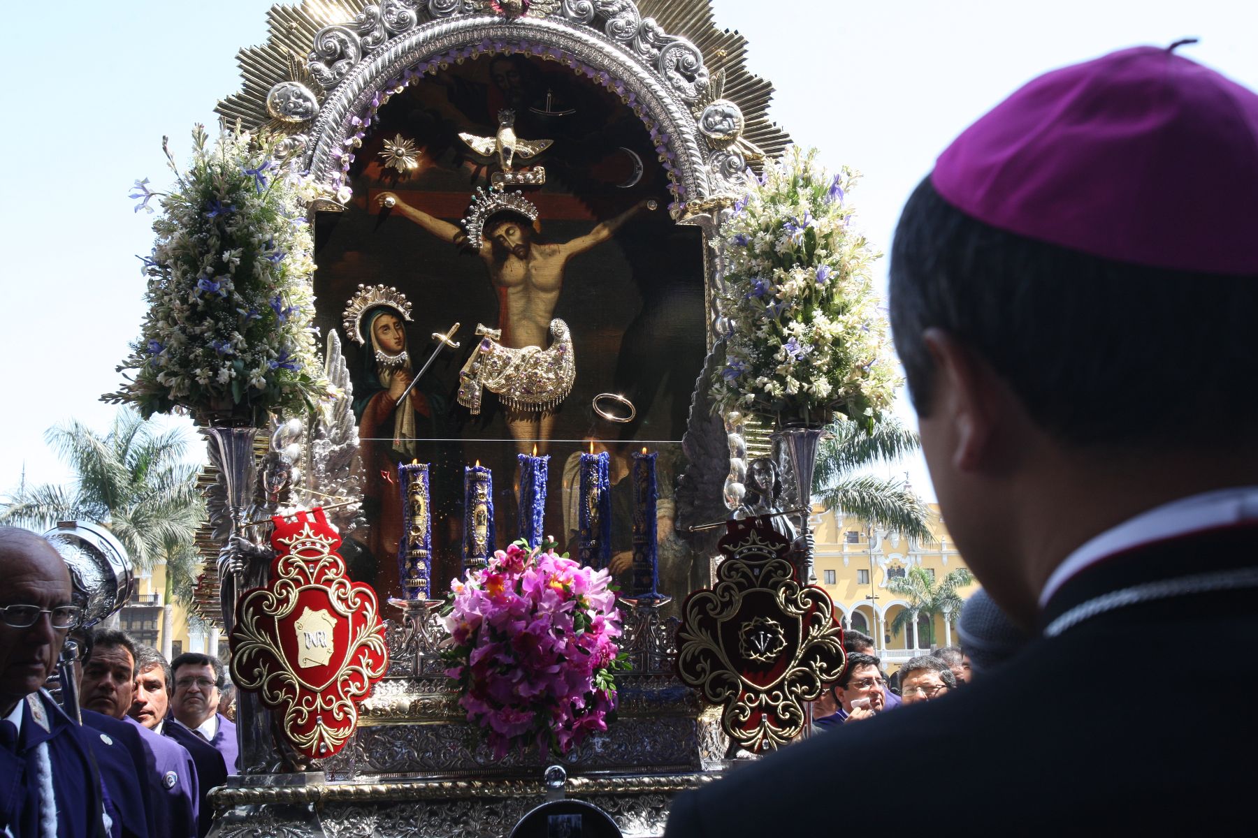 Procesión del Señor de los Milagros llega a la Catedral tras recorrer el centro de Lima en Viernes Santo. Foto: ANDINA/ Norman Córdova