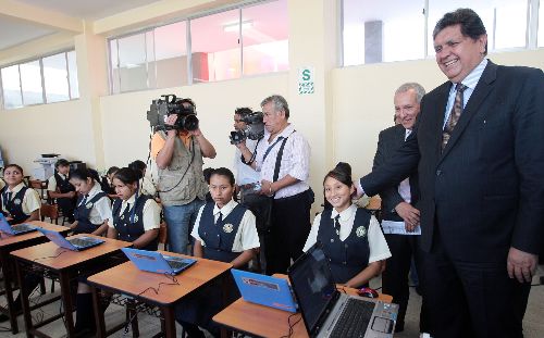 Presidente de la República, Alan García, inaugura nueva infraestructura del Colegio María Parado de Bellido en el Rímac.
Foto: ANDINA/Carlos Lezama