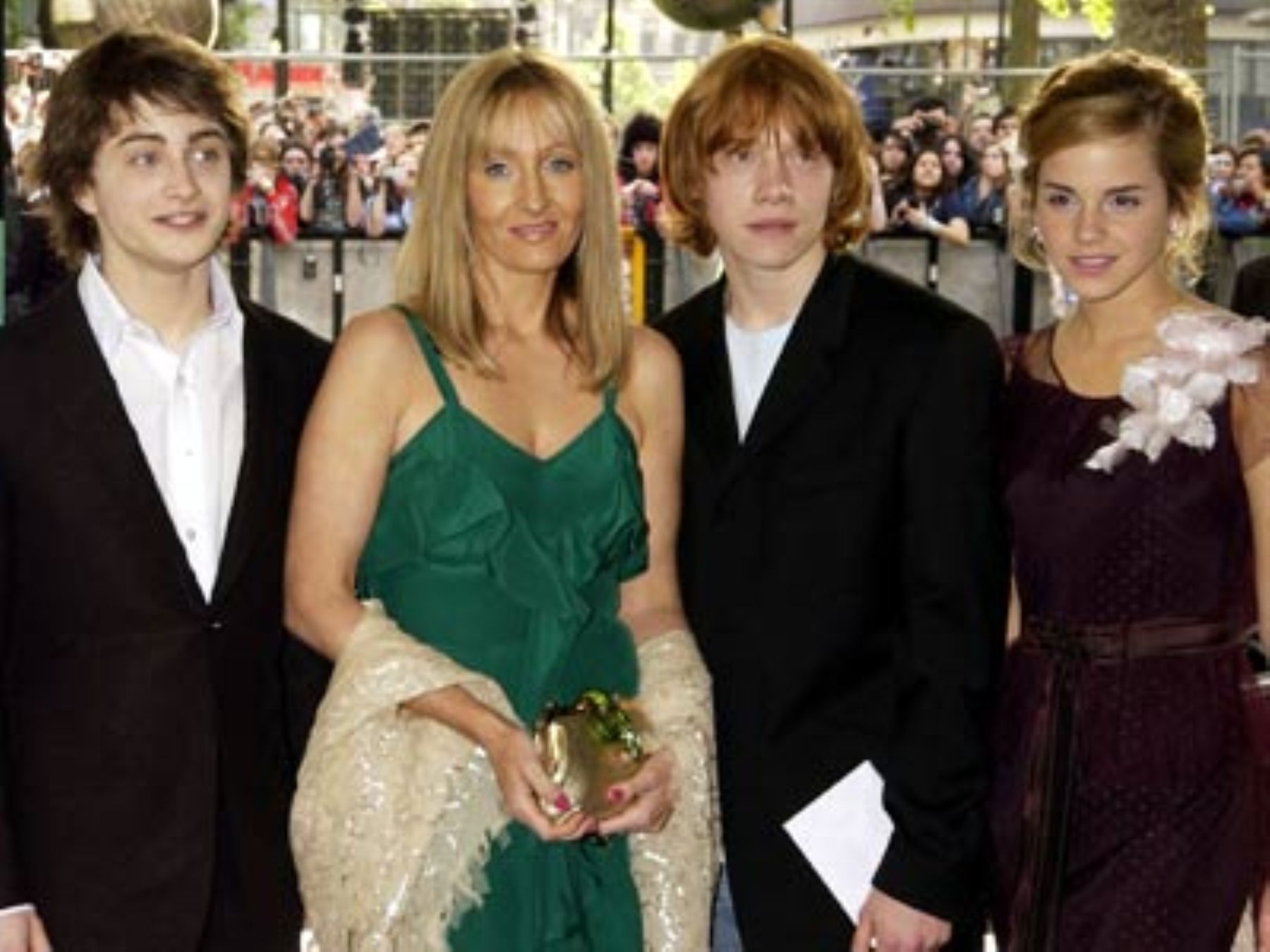 J. K. Rowling y los actores que protagonizan a Harry Potter, Ron y Hermione. La saga termina y Radcliffe dice que quedará devastado.