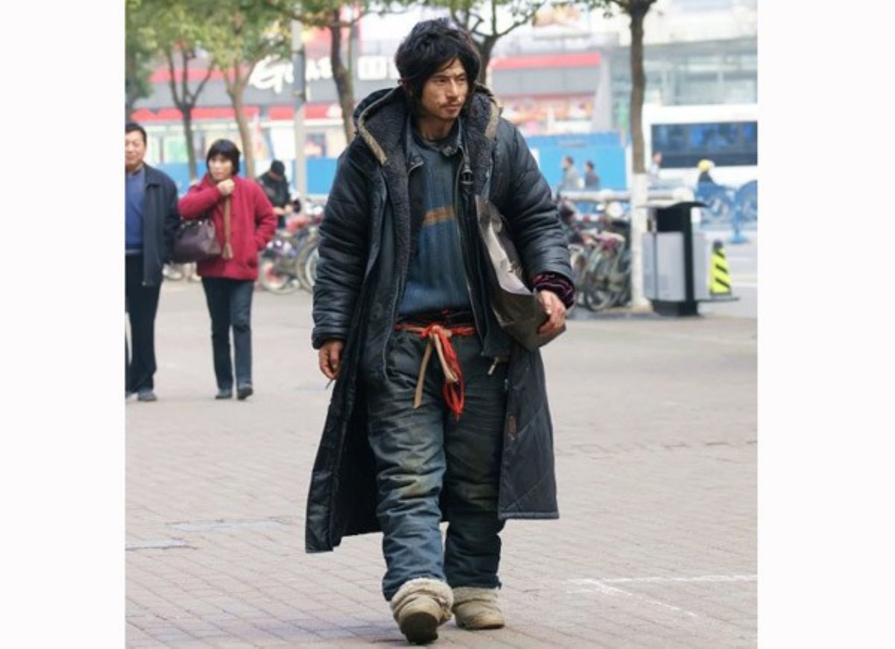 Chneg Guorong, de 34 años, es el vagabundo chino que ha causado furor en internet con su look. Tiene problemas psiquiátricos y no quiere dejar las calles, pero ya es famoso.