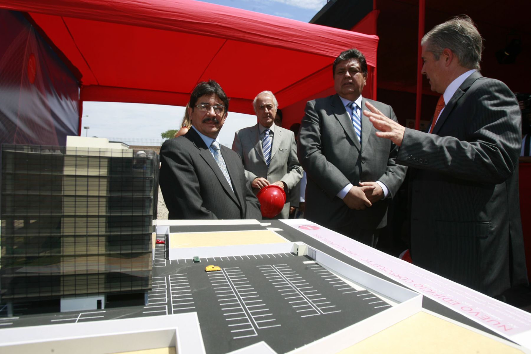 Presidente de la República, Alan García,  inauguró la nueva red dorsal de fibra óptica de Claro y Telmex.
 Foto: Sepres.