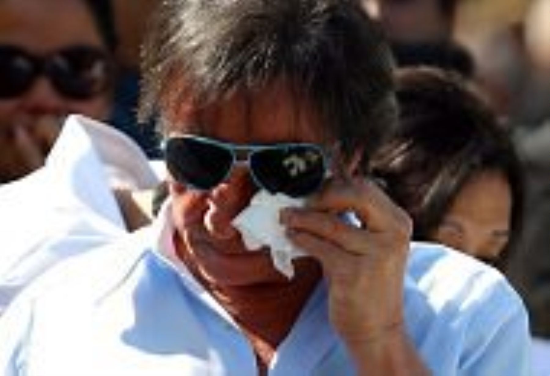 Roberto Carlos no pudo contener el dolor que le embarga por la muerte de su madre. Cantó y lloró durante el sepelio. Foto: O Globo.