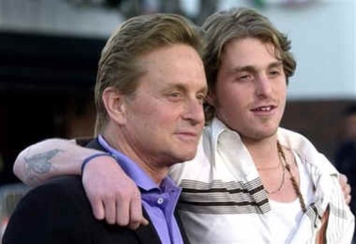 Michael Douglas, junto a su hijo Michael.