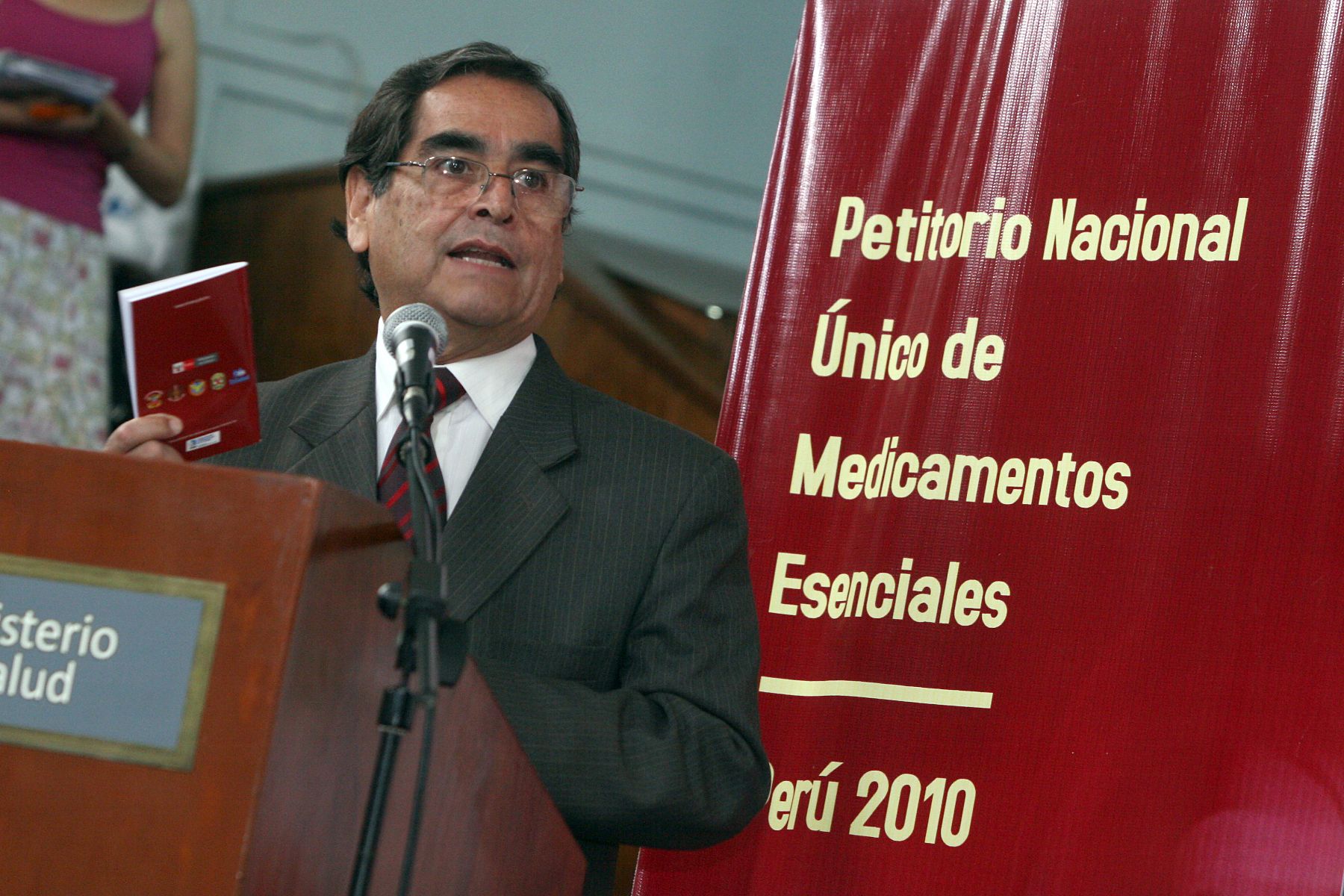 Ministro de Salud, Óscar Ugarte, toma la palabra durante la entrega del Petitorio Nacional Único de Medicamentos Esenciales (PNUME). Foto: ANDINA/Rocío Farfán.