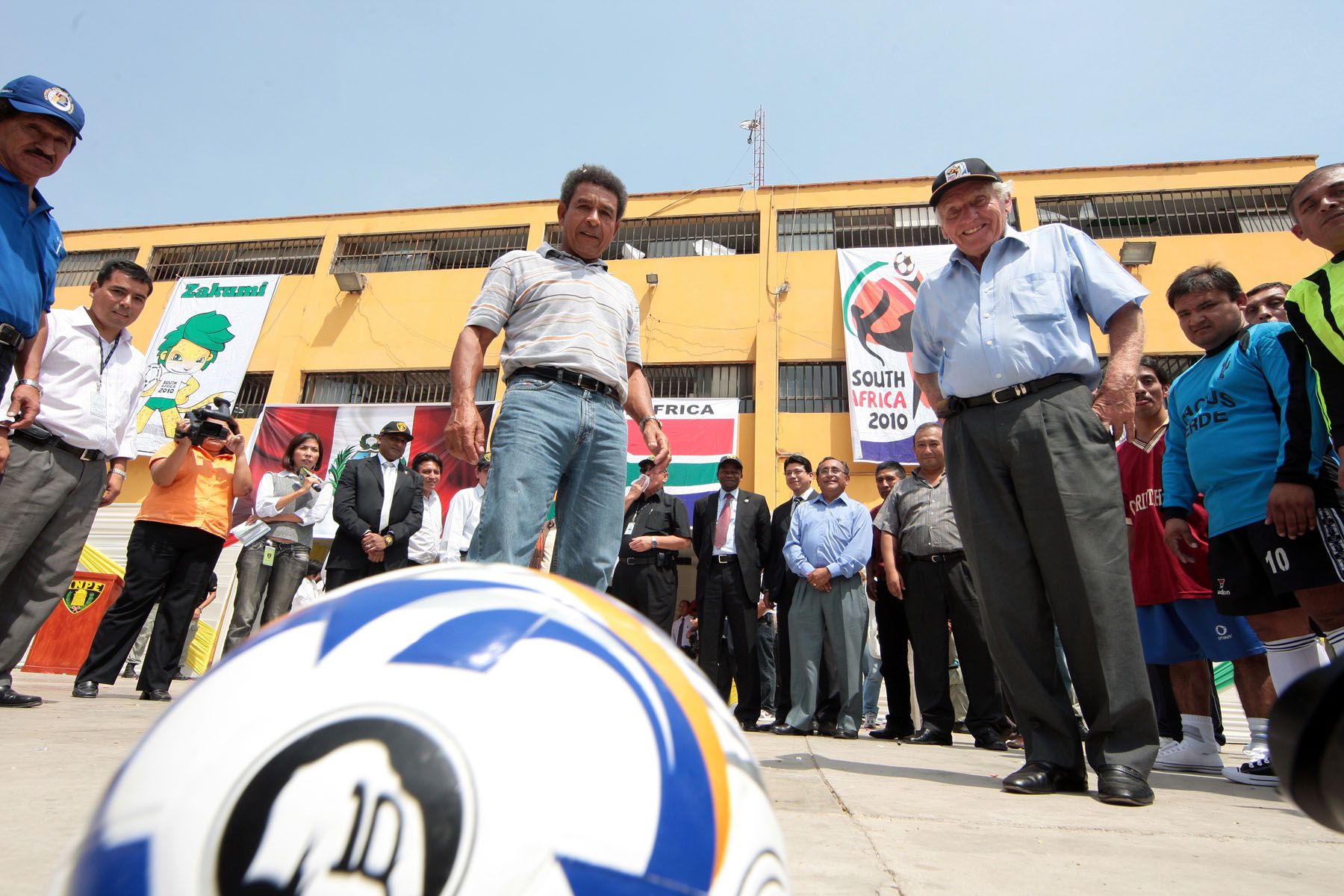 El presidente del IPD Arturo Woodman, junto al ex jugador Héctor Chumpitaz, inauguran campeonato de fulbito en el Penal Castro Castro.Foto: ANDINA/Carlos Lezama