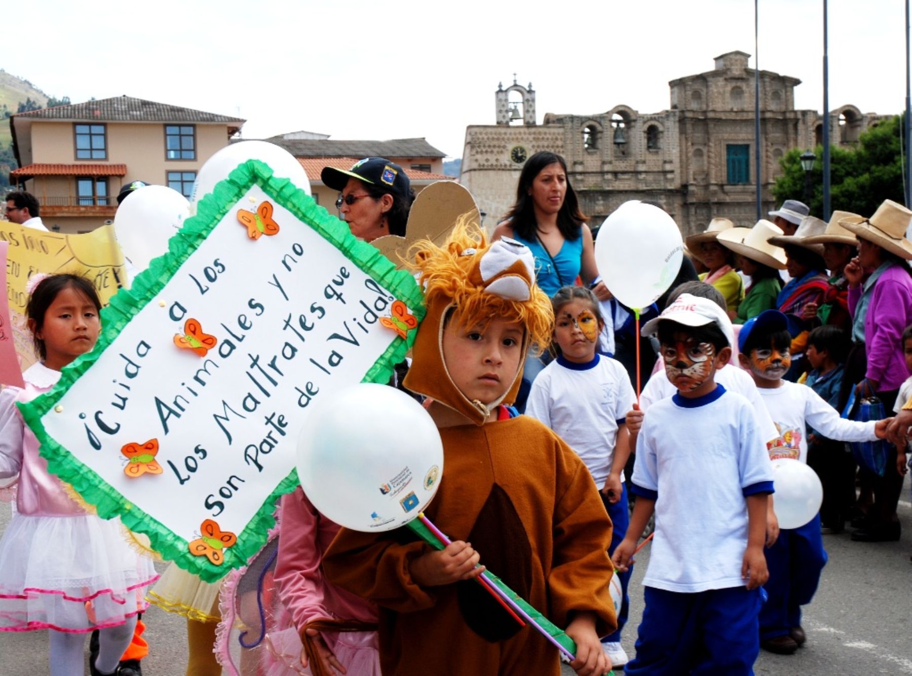 Escolares de diversas instituciones educativas de Cajamarca participaron en marcha por el Día Mundial de la Tierra. Foto: ANDINA / Eduard Lozano.