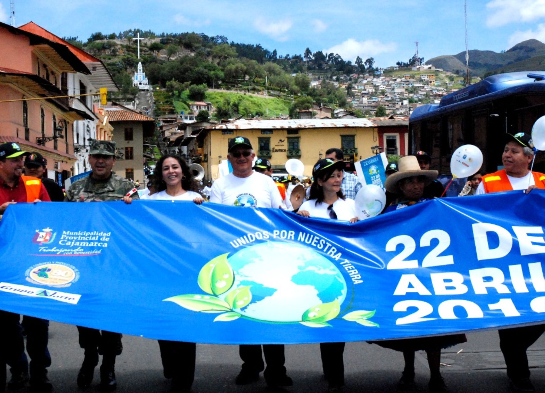 Autoridades nacionales, regionales y locales participaron en marcha realizada en Cajamarca con motivo del Día Mundial de la Tierra. Foto: ANDINA / Eduard Lozano.