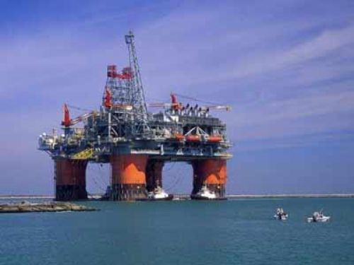 De confirmarse reservas petroleras en el mar del norte del Perú, se producirían más de 400,000 barriles diarios en plataformas similares a la de la foto y el país pasaría a ser superavitario, porque se consumen 290,000 barriles diarios. INTERNET/Medios