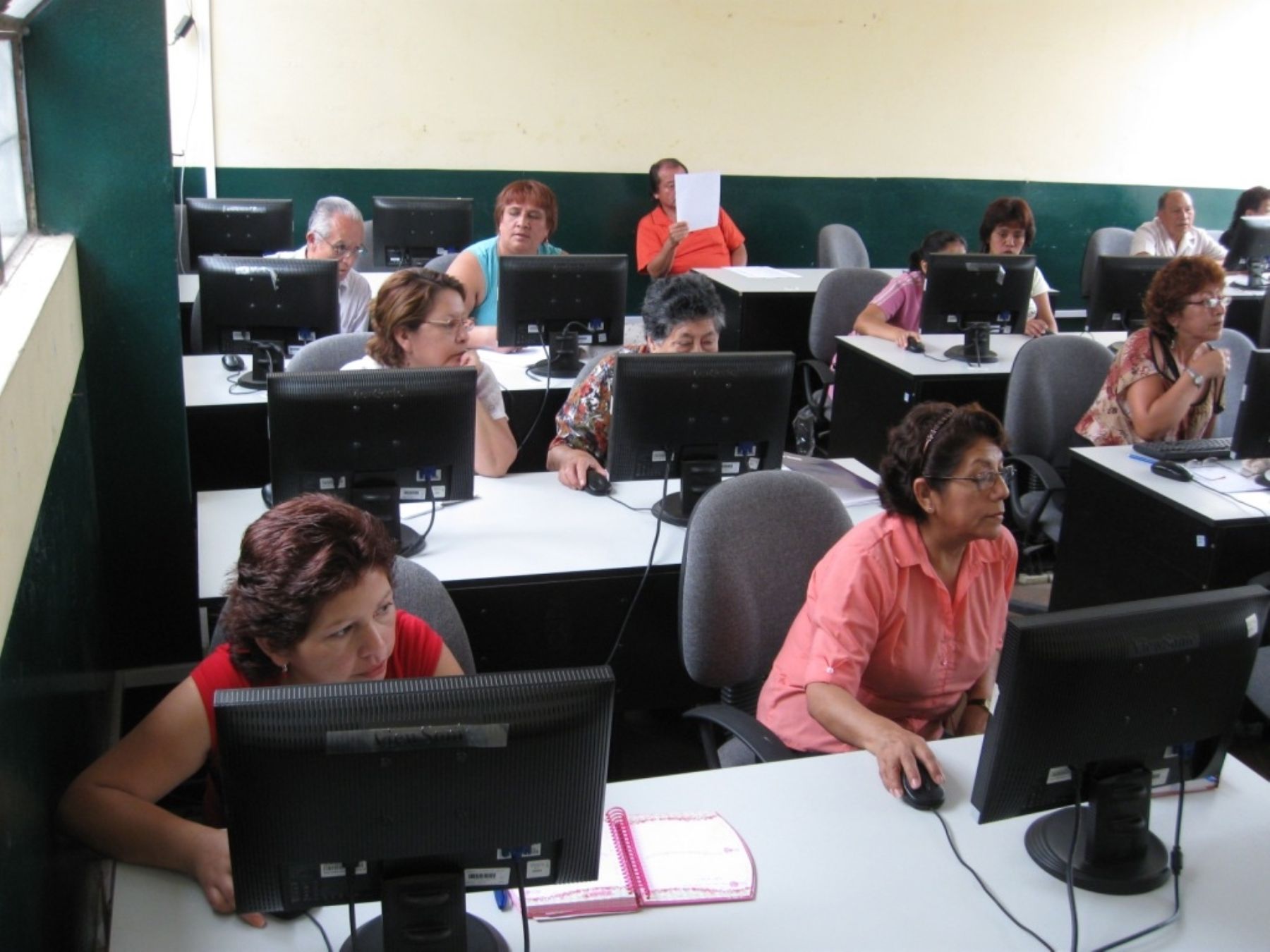 Adultos mayores de Ventanilla reciben clases de computación organizados por la comuna distrital. Foto: ANDINA/ Municipalidad de Ventanilla.