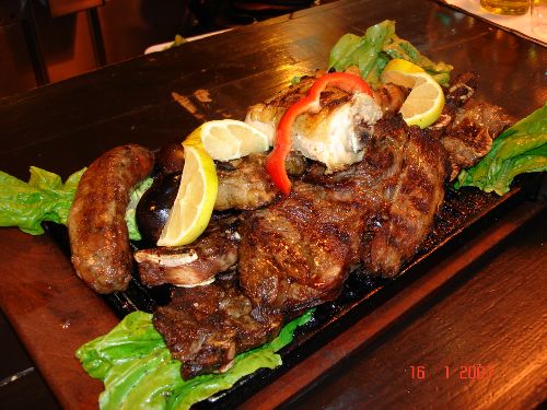 Las parrilladas serán la preferencia gastronómica este 2025 para la celebración del Día del Padre. ANDINA/Difusión