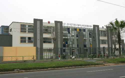 Nueva infraestructura de I.E Bartolomé Herrera, inaugurada hoy, demandó inversión de más de 12 millones de soles. Foto:Sepres.