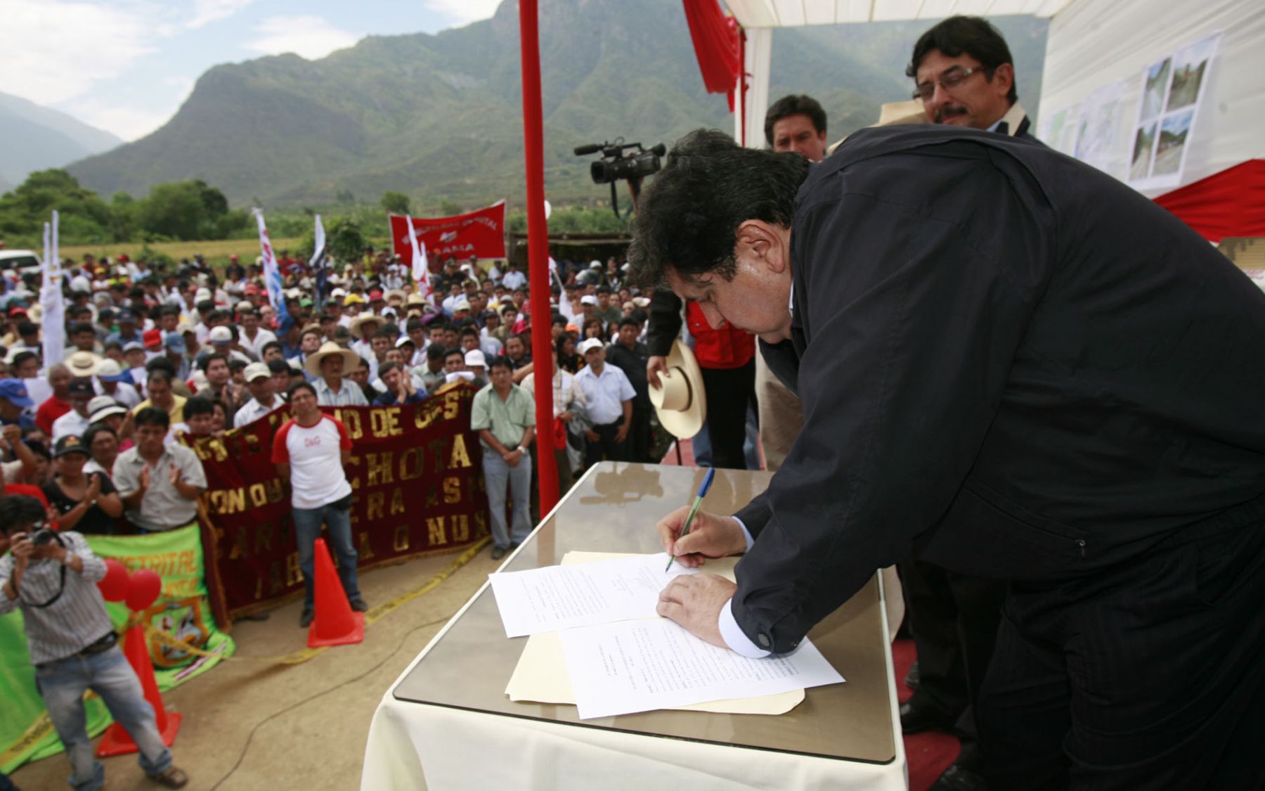 El presidente de la República , en el inicio de las obras de rehabilitación y mantenimiento de carretera desvío Yanacocha-Hualgayoc. Foto: Sepres.