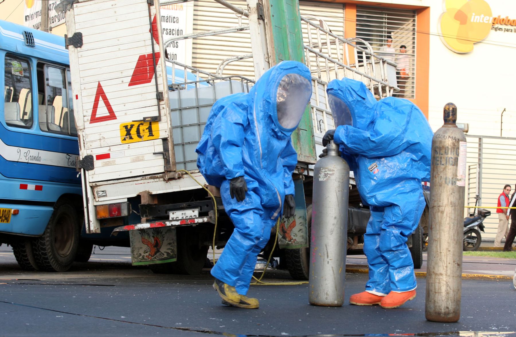 Choque de coaster con camión que transportaba químicos causó alarma en