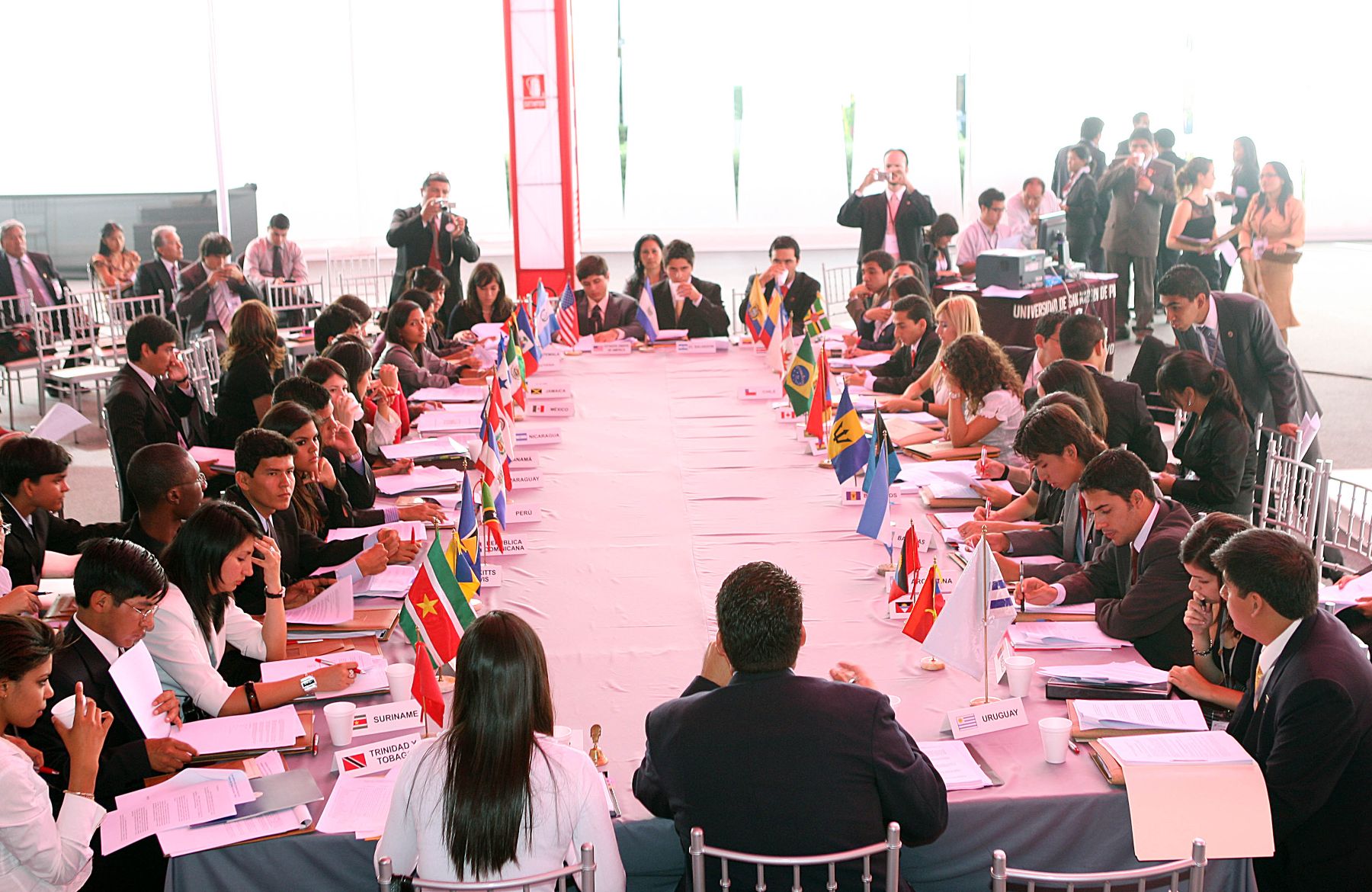 Delegados de los paises miembros de la OEA,  participan en el XXVIII  Modelo de la Asamblea General de la Organización de Estados Americanos (MOEA).Foto: ANDINA/Norman Córdova