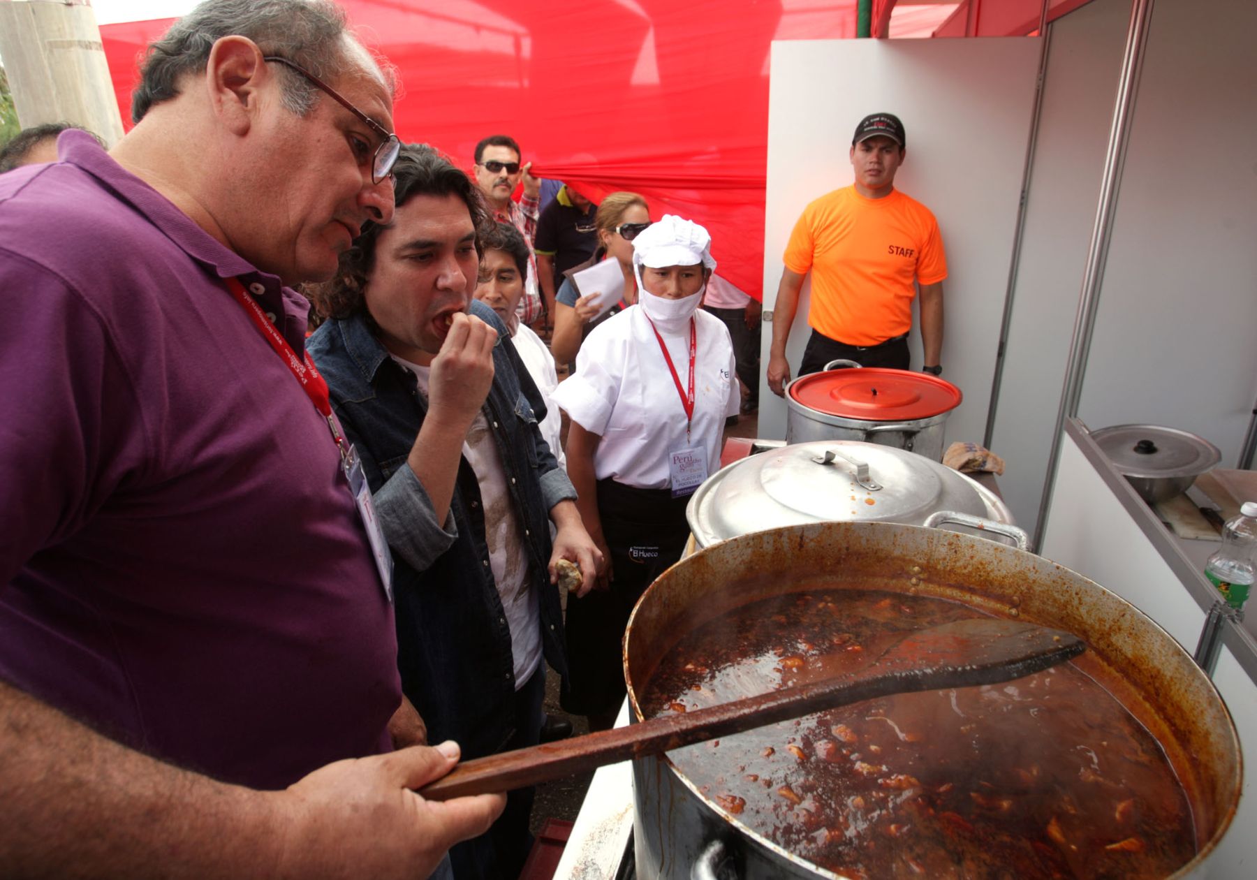 Gaston Acurio, promotor de la comida peruana, prueba el Picante a la Tacneña en uno de los stands de la Feria Turística y Gastronómica "Perú Mucho Gusto", en la ciudad de Tacna. Foto: ANDINA/Jack Ramón