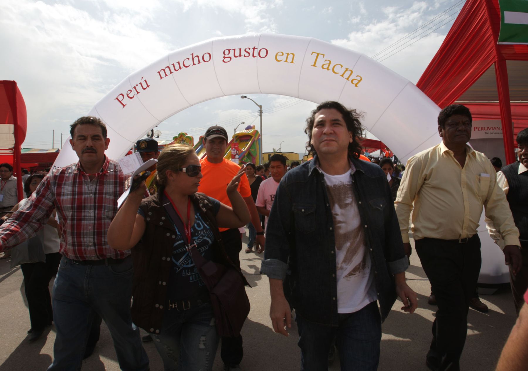Gaston Acurio,promotor de la comida peruana, recorre  los stands de la Feria Turística y Gastronómica "Perú Mucho Gusto", en la ciudad de Tacna. Foto: ANDINA/Jack Ramón