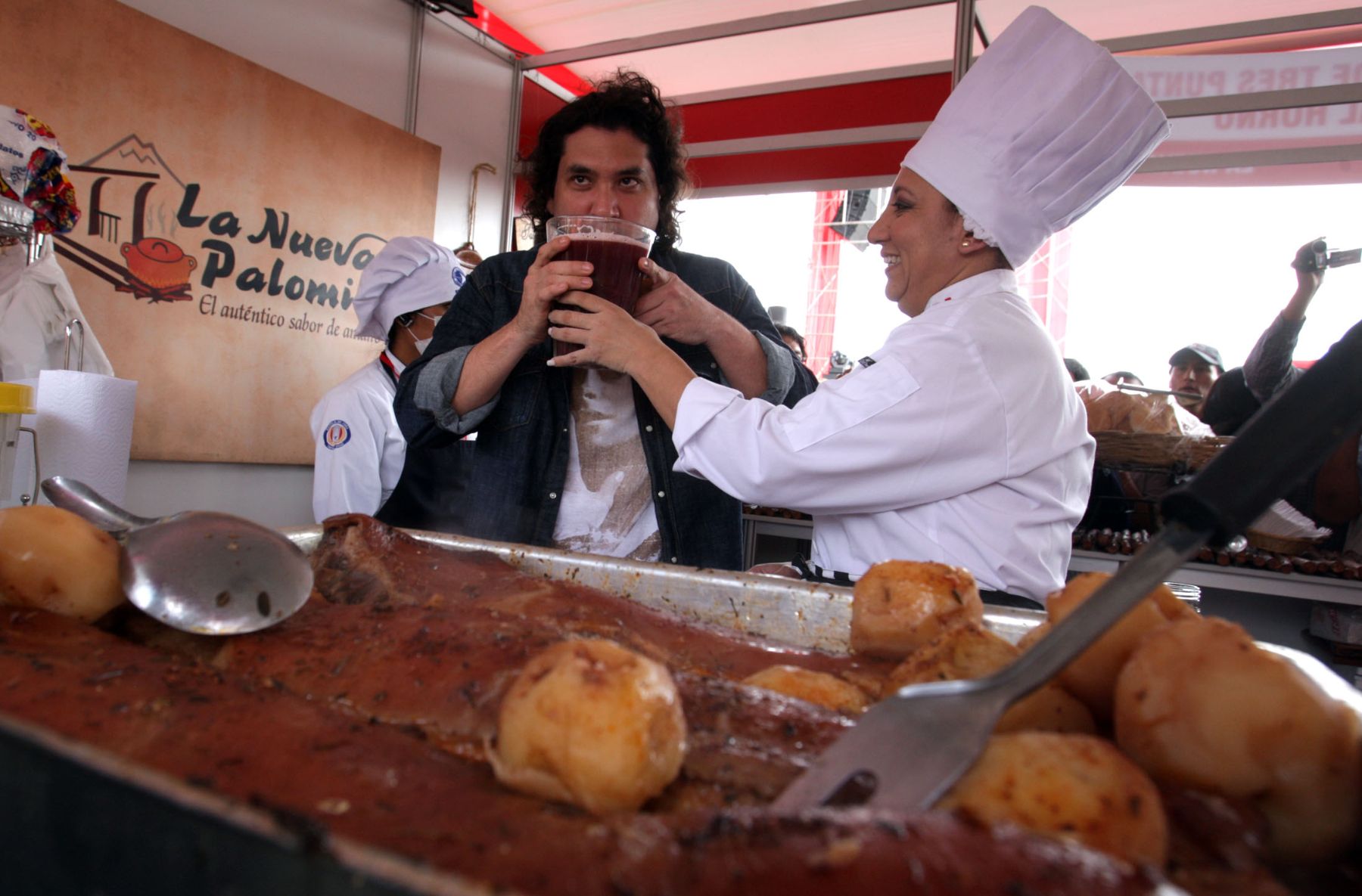 Gastón Acurio ,promotor de la comida peruana, saborea una típica bebida tacneña en uno de los stands de la Feria Turística y Gastronómica "Perú Mucho Gusto", que se reliza en esa sureña ciudad. Foto: ANDINA/Jack Ramón