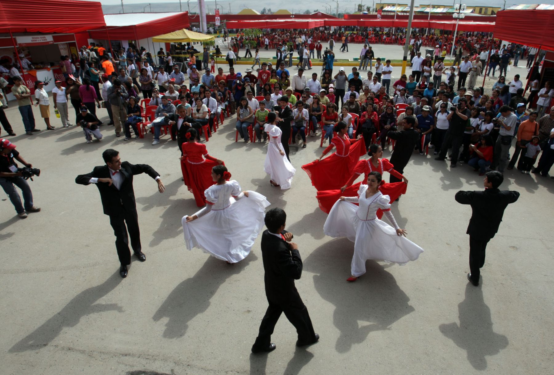 Una típíca danza tacneña engalana la Feria Turística y Gastronómica "Perú Mucho Gusto", que se reliza en esa sureña ciudad. 
Foto: ANDINA/Jack Ramón